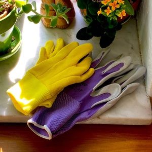 🎉HP! 2 pairs kids garden gloves EUC🧤